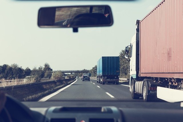 Avoiding truck accidents while travelling